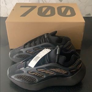 YEEZY 700 V3 IN BLACK/CLAY BROWN